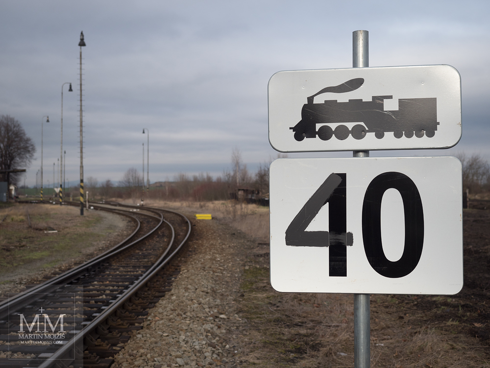 Železniční návěst povolené nejvyšší rychlosti vlaku 40 km/h. Fotografie vytvořena objektivem Olympus 12 - 40 mm 2.8 Pro.